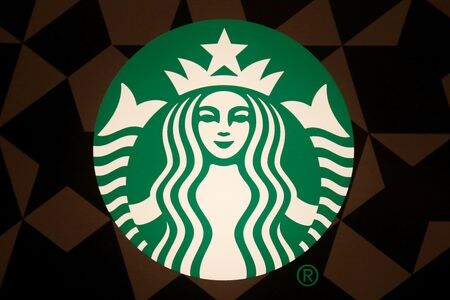 　７月２４日、全米労働関係委員会（ＮＬＲＢ）の行政法判事は、米コーヒーチェーン大手スターバックスが労働者の組織化に関わったニューヨークの店舗幹部を解雇したのは労働法に違反するとの判断を示した。写真はスターバックスのロゴ。ニューヨークのマンハッタンで２０１６年６月撮影（２０２３年　ロイター／Carlo Allegri）