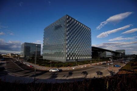 　スペインの通信大手テレフォニカと楽天は１６日、携帯電話の高速大容量規格「５Ｇ」を用いた通信システムをめぐり提携したと発表した。写真はスペイン・マドリッドにあるテレフォニカ本社、２０１８年６月撮影（２０２０年　ロイター／Juan Medina）