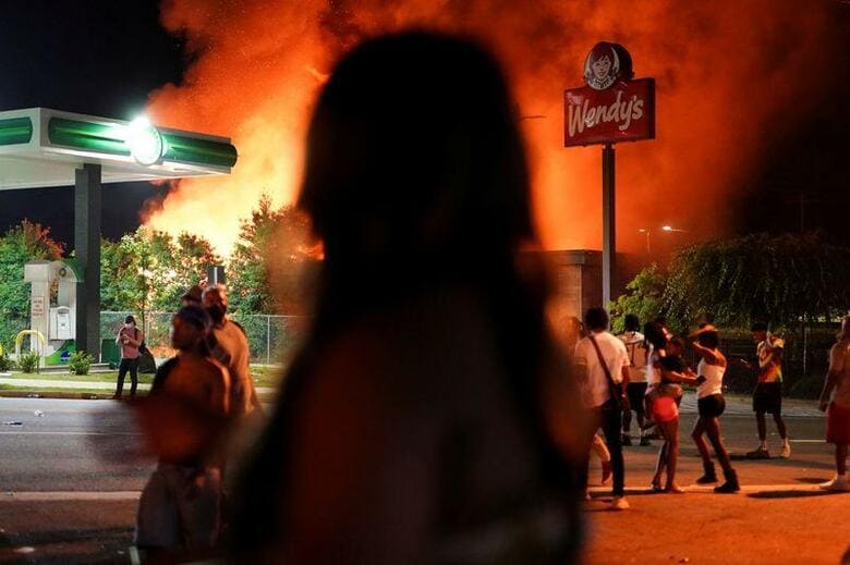 米南部ジョージア州アトランタ市で６月１２日夜、ハンバーガーチェーン「ウェンディーズ」のドライブスルーエリアで黒人男性が警察官に銃撃されて死亡、１３日の抗議デモで参加者の一部が同レストランに放火する事態となった（２０２０年　ロイター/Elijah Nouvelage）