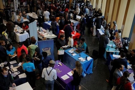 　５月５日、４月の米雇用統計では、非農業部門雇用者数が２１万１０００人増加し、伸びは市場予想の１８万５０００人増を上回った。写真はボストンの就職フェアの様子。５月１日撮影。（２０１７年　ロイター／Brian Snyder）るとともに、前月の７万９０００人増から大幅に加速した。