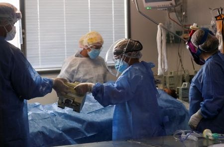 　アルゼンチン当局は１８日、過去２４時間に確認された新型コロナウイルス感染の死者が過去最多の７４５人になったと発表した。４月１６日、ブエノスアイレスで撮影（２０２１年　ロイター/Agustin Marcarian）