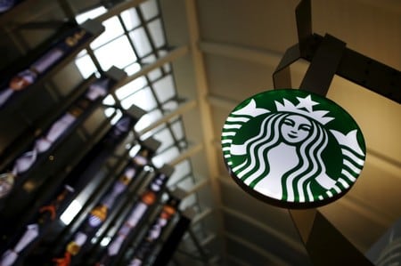 　５月４日、スイスの食品大手ネスレが、米コーヒーチェーン大手スターバックスのグローサリー（食料品販売）事業取得で合意に近付いていると、ブルームバーグが関係筋の情報として報じた。カリフォルニア州の空港内スターバックス店舗で２０１５年１０月撮影（２０１８年　ロイター/Lucy Nicholson）
