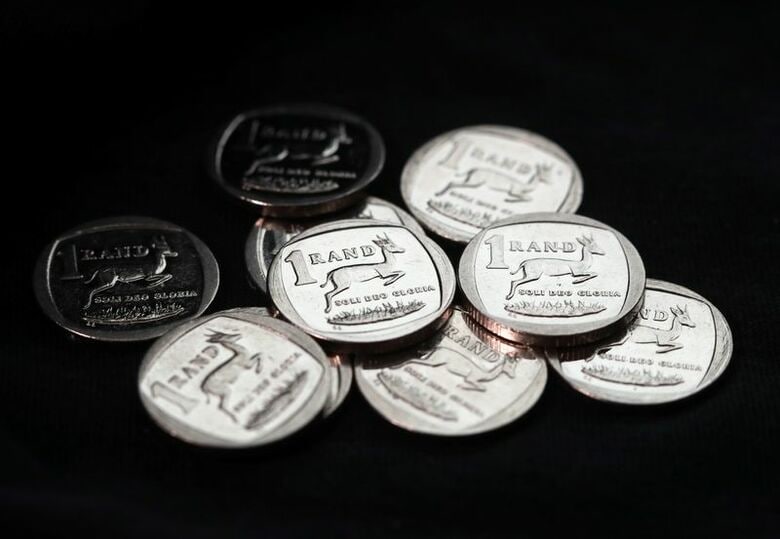 写真は南アランド硬貨。2020年10月撮影　REUTERS/Mike Hutchings