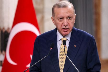 　トルコ商務省は２日、イスラエルとの輸出入を全面停止したと発表した。パレスチナ自治区ガザにおける「人道的悲劇の悪化」が理由とした。写真はトルコのエルドアン大統領。イラクのバグダッドで４月、代表撮影（２０２４年　ロイター）