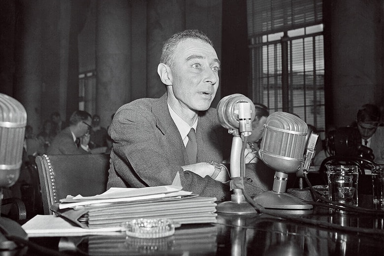 原子力委員長として議会の公聴会で核兵器開発の技術面について証言するオッペンハイマー（1947年6月）　AP/AFLO