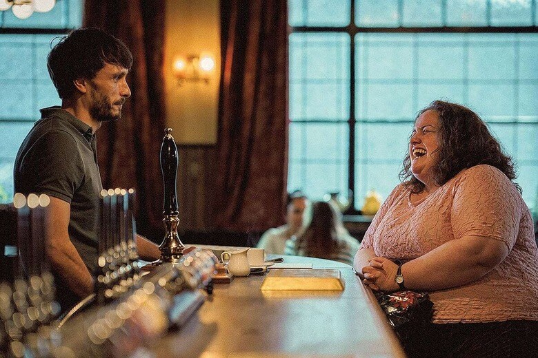 マーサ（右）はパブに通い詰め、ドニー（左）に付きまとい、毎日大量のメールで妄想を膨らませ、思いが伝わらない怒りを爆発させる　NETFLIXｰSLATE