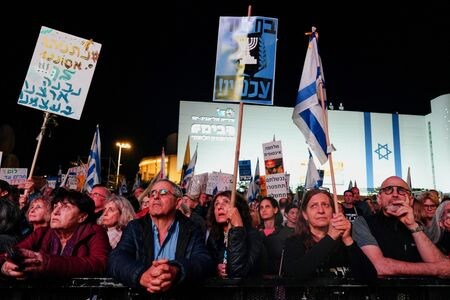 １月２０日、イスラエル中部テルアビブで、ネタニヤフ政権への抗議集会が開かれ、数千人が参加した。安全保障政策の不手際を非難し、総選挙を要求した（２０２４年　ロイター／Alexandre Meneghini）