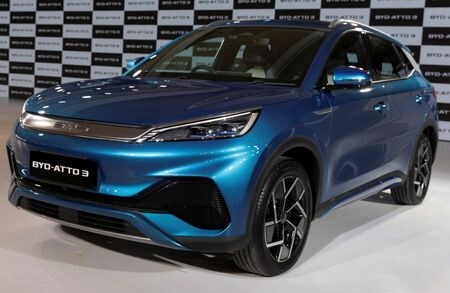 B中国の電気自動車（ＥＶ）・電池大手、比亜迪（ＢＹＤ）は１１日、インドで同社初の乗用車となる電動スポーツタイプ多目的車（ＳＵＶ）「Ａｔｔｏ３」を導入した。写真は１０月１１日、ニューデリーで撮影（２０２２年　ロイター/Adnan Abidi）