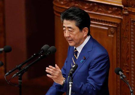　１月２３日、安倍晋三首相（写真）は午前、施政方針演説などに対する参院本会議での代表質問で、日産自動車前会長のカルロス・ゴーン被告の逃亡について「誠に遺憾。今後同様の事態を招くことないよう、出入国時の手続きを厳格化する」と述べた。写真は都内で２０日撮影（２０２０年　ロイター／Kim Kyung-Hoon）