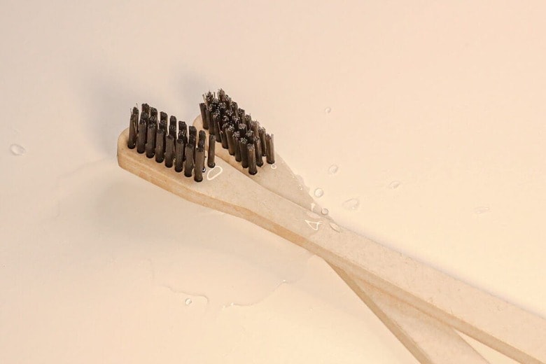 世界初、環境にやさしく使い捨てで使用できるサステナブル紙製歯ブラシ