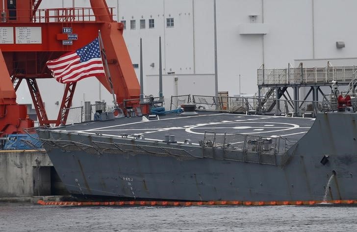 ６月２６日、伊豆半島沖で米海軍のイージス駆逐艦と衝突したコンテナ船の船長が、船主に提出した報告書の内容が明らかになった。写真はイージス艦「フィッツジェラルド」。横須賀で６月撮影（２０１７年　ロイター/Toru Hanai）