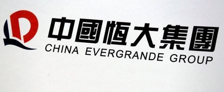 多額の負債を抱える中国の不動産開発大手、中国恒大集団に対して各地で起こされている訴訟は、広東省の広州市中級人民法院（地裁）で一括審理されることが決まった。写真は同社ロゴ、２０１７年３月撮影（２０２１年　ロイター／Bobby Yip）