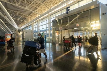 　１０月２６日、米連邦航空局（ＦＡＡ）は、２０２０年３月に新型コロナウイルスのパンデミックのため一部主要空港に導入した国際旅客便の発着枠使用要件の一時的免除措置を終了すると発表した。写真はニューヨークのケネディ国際空港で２０２１年１２月撮影（２０２２年　ロイター／Jeenah Moon）