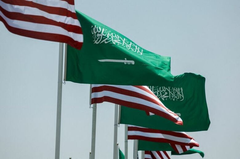 写真は米国とサウジアラビアの国旗。2025年5月、リヤドで撮影。REUTERS/Hamad I Mohammed