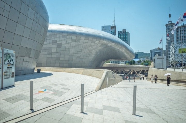 巨大なUFOのような形が特徴的な東大門デザインプラザ（DDP）（撮影＝筆者）