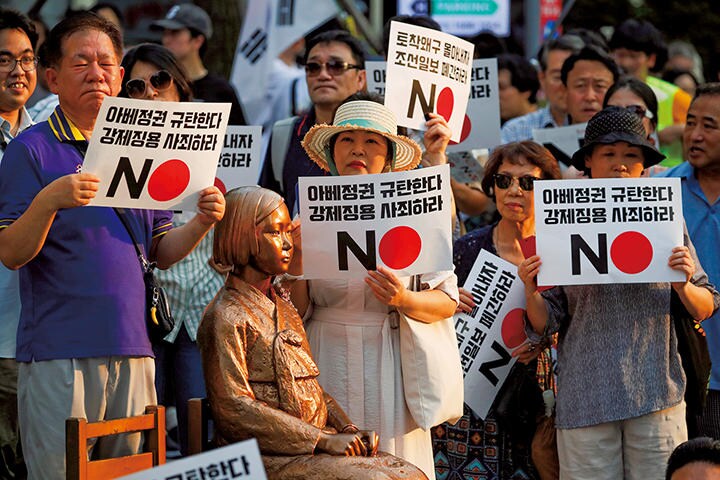 毎週水曜日の正午にソウルの日本大使館前で行われる水曜集会（2019年8月）　KIM HONG-JI-REUTERS