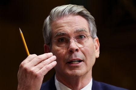 トランプ次期米大統領が財務長官に指名したスコット・ベッセント氏（写真）は１６日、上院財政委員会で開かれた指名承認公聴会に臨んだ。同日撮影（２０２５年　ロイター/Kevin Lamarque）