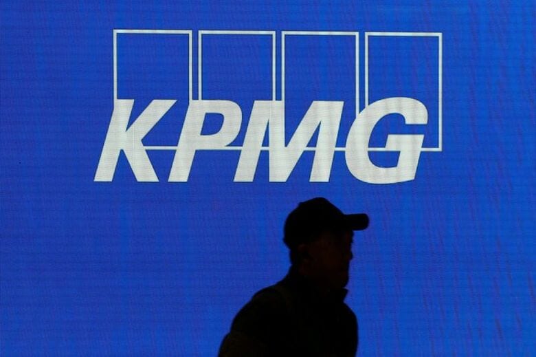 写真はＫＰＭＧのロゴ看板と通行人の影。7月23日、シドニーで撮影。REUTERS/Hollie Adams