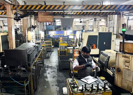 Ｓ＆Ｐグローバルがまとめた３月のインドのＨＳＢＣ製造業購買担当者景気指数（ＰＭＩ）は５９．１に上昇した。資料写真、２０２３年１月、ニューデリー郊外で撮影（２０２４年　ロイター／Manoj Kumar）