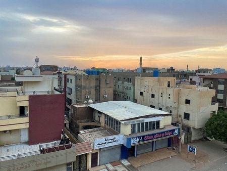 南スーダンの外務省は２日、スーダンで戦闘を続けている正規軍と民兵組織の双方が４日から７日間の停戦で合意したと発表した。写真は４月３０日、スーダンの首都ハルツームで撮影（２０２３年　ロイター／El Tayeb Siddig）