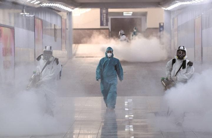 中国湖南省長沙市の駅を消毒するボランティア（2月4日）　REUTERS