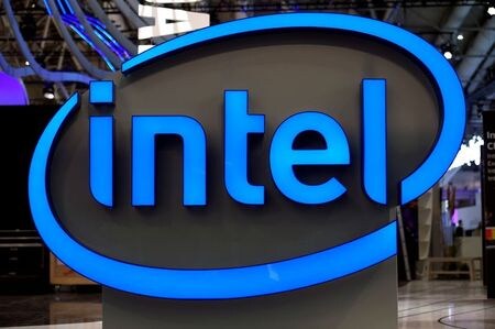 　４月２７日、米半導体大手インテルのメキシコ子会社のトップは、メキシコ自動車産業に悪影響を及ぼしている世界的な半導体不足について、年内に緩和する兆候があるとの見方を示した。写真はインテルのロゴ。ドイツのハノーバーで２０１７年３月撮影（２０２１年　ロイター／Fabian Bimmer）