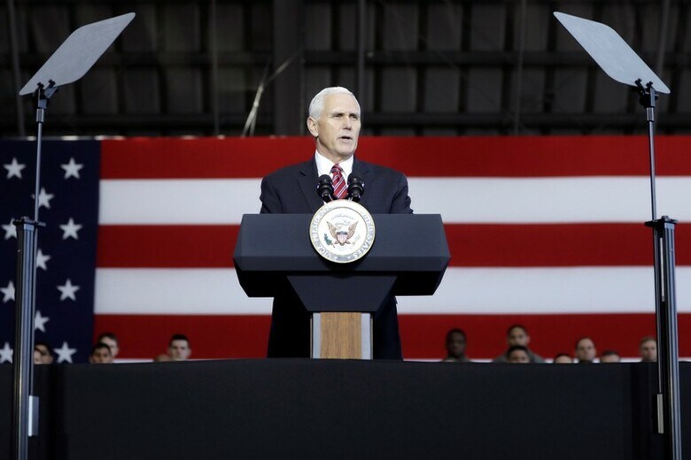 　２月１４日、ペンス米副大統領は、ニュースサイト「アクシオス」のインタビューに対し、米国は北朝鮮と対話を行う用意があるが、北朝鮮の核放棄が条件になるとの考えを示した。写真は８日、横田基地で演説する同副大統領。代表撮影（２０１８年　ロイター）