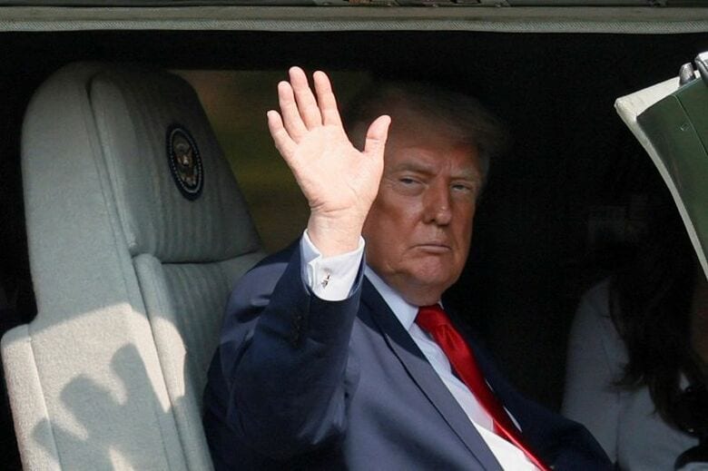大統領専用ヘリコプター「マリーン・ワン」から手を振るトランプ米大統領。7月15日、米ペンシルベニア州カーライルで撮影。REUTERS/Kylie Cooper