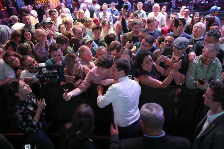 民主党のピート・ブーテジェッジ（中央）と支持者（ロスアンゼルス、8月27日）