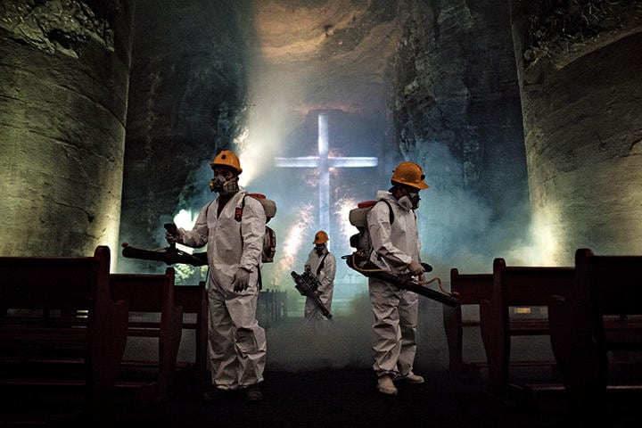 コロンビアでは強制自宅待機措置が取られ、食糧品や日用品などの買い物についても厳しく制限されている　IVAN VALENCIA-BLOOMBERG/GETTY IMAGES