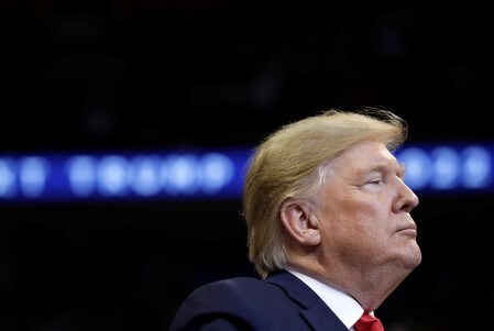 １１月２７日、トランプ米大統領は２７日、香港の反政府デモを支援する「香港人権・民主主義法案」に署名し、同法は成立した。フロリダ州の選挙集会で２６日撮影（２０１９年　ロイター/Yuri Gripas）