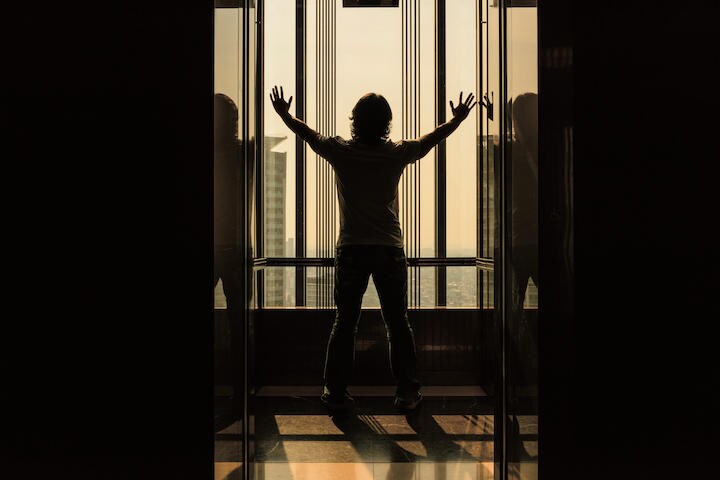 【太一】「別の何かに挑戦できるくらい、ほかの才能があればよかったんだけど」と、自宅がある高層マンションのエレベーターで話した。彼は私の元後輩で、ずば抜けて優秀だった