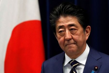 　４月３日、安倍晋三首相（写真）は衆院本会議で、政府は新型コロナウイルスの感染拡大防止にあたり、国民の多数が感染することで免疫をつけさせる「集団免疫」の獲得を直接の目的とはしていないとの見解を示した。写真は都内で３月撮影（２０２０年　ロイター／ISSEI KATO）