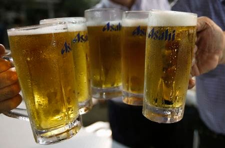 　４月２６日、アサヒグループホールディングス傘下のアサヒビールは、１０月１日出荷分からビール類、ＲＴＤ、ノンアルコール飲料、国産ウイスキーなどの出荷価格を引き上げると発表した。写真は都内で２０１３年７月撮影（２０２２年　ロイター/Issei Kato）
