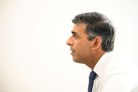 英国のスナク首相（写真）とサウジアラビアのムハンマド・ビン・サルマン皇太子は１７日の電話会談で、可能な限り早期に直接会談を開催することを協議した。１５日撮影（２０２３年　ロイター/Leon Neal）