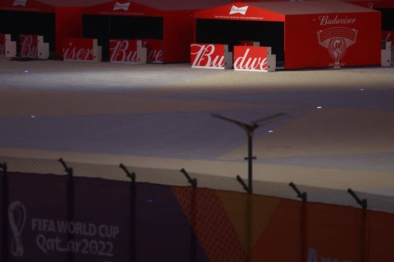 会場の外に建てられたバドワイザーの売店（11月18日）　Hannah Mckay-Reuters