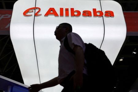 　９月１１日、 中国電子商取引大手のアリババは国際的な事業拡大とクラウドコンピューティング強化に向けゼロクーポンの転換社債を発行し、約３２億ドルを調達すると発表した。写真はアリババのロゴ。北京で７月撮影（２０２５年　ロイター/Florence Lo）