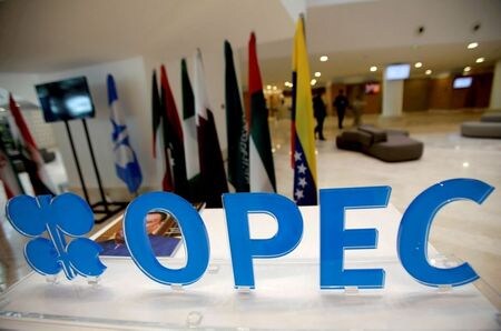 ８月２９日、クウェートのファーリス石油相は、ＯＰＥＣ加盟国とロシアなどの非加盟国で構成する「ＯＰＥＣプラス」が９月１日の会合で、先月決定した増産方針を再考する可能性があるとの見方を示した。写真はＯＰＥＣのロゴ。アルジェで２０１６年９月撮影（２０２１年　ロイター／Ramzi Boudina）