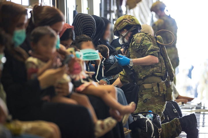 オーストラリア空軍の輸送機で国外退避するアフガン母子（8月24日）　SGT Glen McCarthy/ Australia\'s Department of Defence/REUTERS