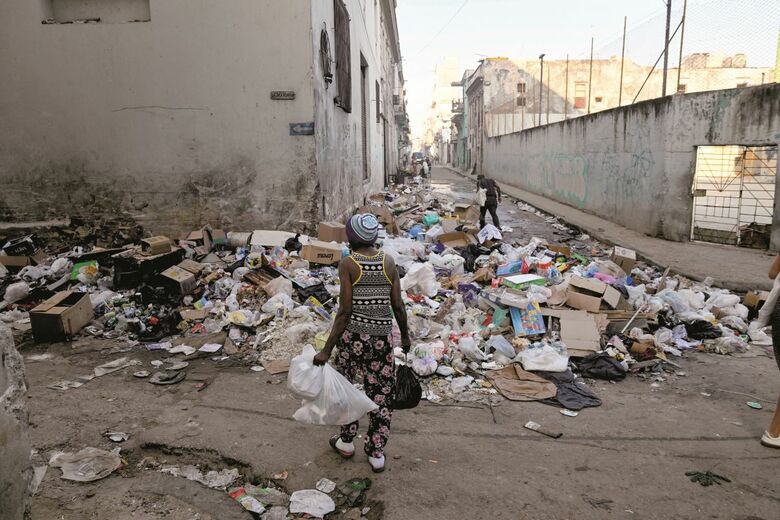 燃料不足で収集車が稼働できず、ゴミが散乱する首都ハバナの路上　NORLYS PEREZ-REUTERS
