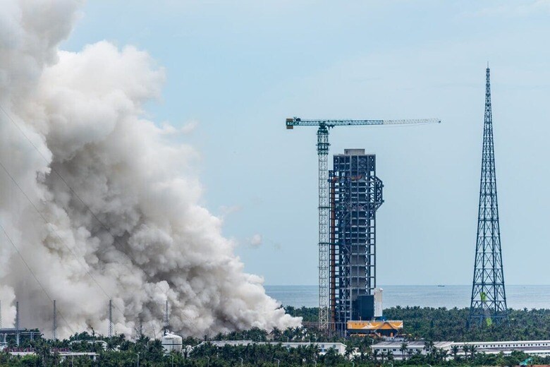 海南省文昌市の海南商業宇宙発射場から発射される長征10号　VCG-REUTERS