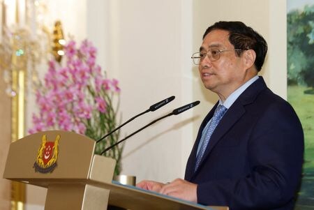 　１２月１１日、ベトナムとカンボジアは、二国間貿易額を速やかに２００億ドルに倍増するほか、安全保障やメコン川の水資源利用を含む協力を強化することで合意した。写真はベトナムのファム・ミン・チン首相。シンガポールで２月撮影（２０２３年　ロイター/Edgar Su）