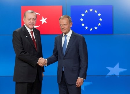 　５月２９日、ＥＵの高官らは、ＥＵ首脳とトルコのエルドアン大統領（左）による先週の会談について、「良好な雰囲気」で行われたが、新たな合意はなかったと明らかにした。写真はブリュッセルで２５日撮影　代表撮影（２０１７年　ロイター）