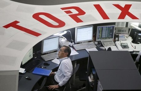 　８月８日、前場の東京株式市場で、日経平均株価は前営業日比６３円７２銭安の１万９９９２円１７銭となり、反落した。写真は東京証券取引所で２０１５年８月撮影（２０１７年　ロイター／Toru Hanai）