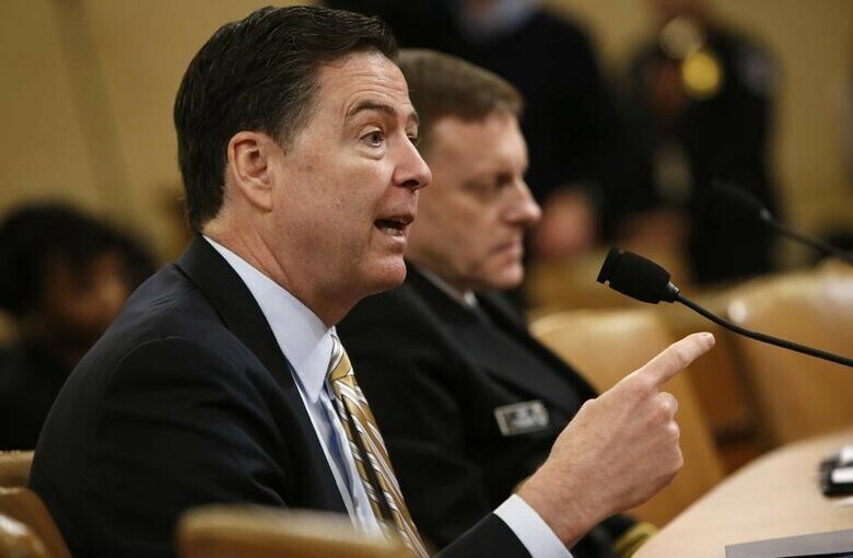 ５月１０日、トランプ大統領が米連邦捜査局（ＦＢＩ）のコミー長官を９日解任したことで、ＦＢＩによるロシア疑惑の捜査の今後を危ぶむ声が出ている。写真は３月１７日、米下院情報委員会の公聴会で証言するコミー氏（２０１７年　ロイター/Joshua Roberts）