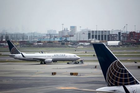　１月７日、米連邦航空局（ＦＡＡ）は７日、米国の民間航空機に対してイラク、イラン、オマーン湾およびペルシャ湾上空の運航を禁止すると発表した。写真はニュージャージー州の空港で２０１５年７月撮影（２０２０年　ロイター／Eduardo Munoz）