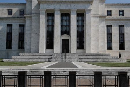 米ダラス地区連銀のカプラン総裁は８日、今年の米経済が２．５％縮小すると予想していると述べた。約１週間に示した３％縮小という見通しを上方修正した。ワシントンのＦＲＢ本部で２０１８年７月撮影（２０２０年　ロイター/Leah Millis）