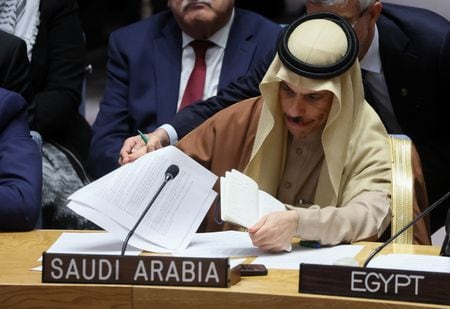 サウジアラビアのファイサル外相は８日、パレスチナ自治区ガザでの戦闘を直ちに終結させる必要があるが、世界各国政府はそれを優先事項とは考えていないようだと述べた。また、パレスチナ国家樹立に向けた信頼できるロードマップも必要とした。写真は１１月２９日、ニューヨークの国連本部で開かれた安保理会合に出席するサウジアラビアのファイサル外相（２０２３年　ロイター／Brendan McDermid）