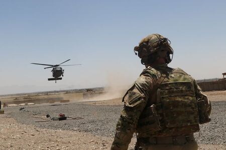 アフガニスタンで２３日に現地に駐留する米軍の兵士１人が死亡した事件で、反政府武装勢力タリバンが同日、犯行声明を出した。写真はＵＨ－６０の着陸を準備する米兵。８月４日、アフガニスタン南東部で撮影（２０１９年　ロイター/米陸軍提供）