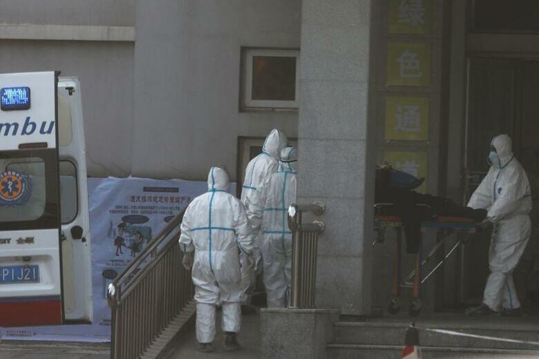 中国当局とWHOは、武漢市で発生し各地に広がっている新型肺炎について、新型コロナウイルスへの感染が原因だとしているが、ウイルスの起源など詳しいことはほとんど分かっていない。写真は20日、中国・武漢で患者を搬送する医療スタッフ（2020年　ロイター）